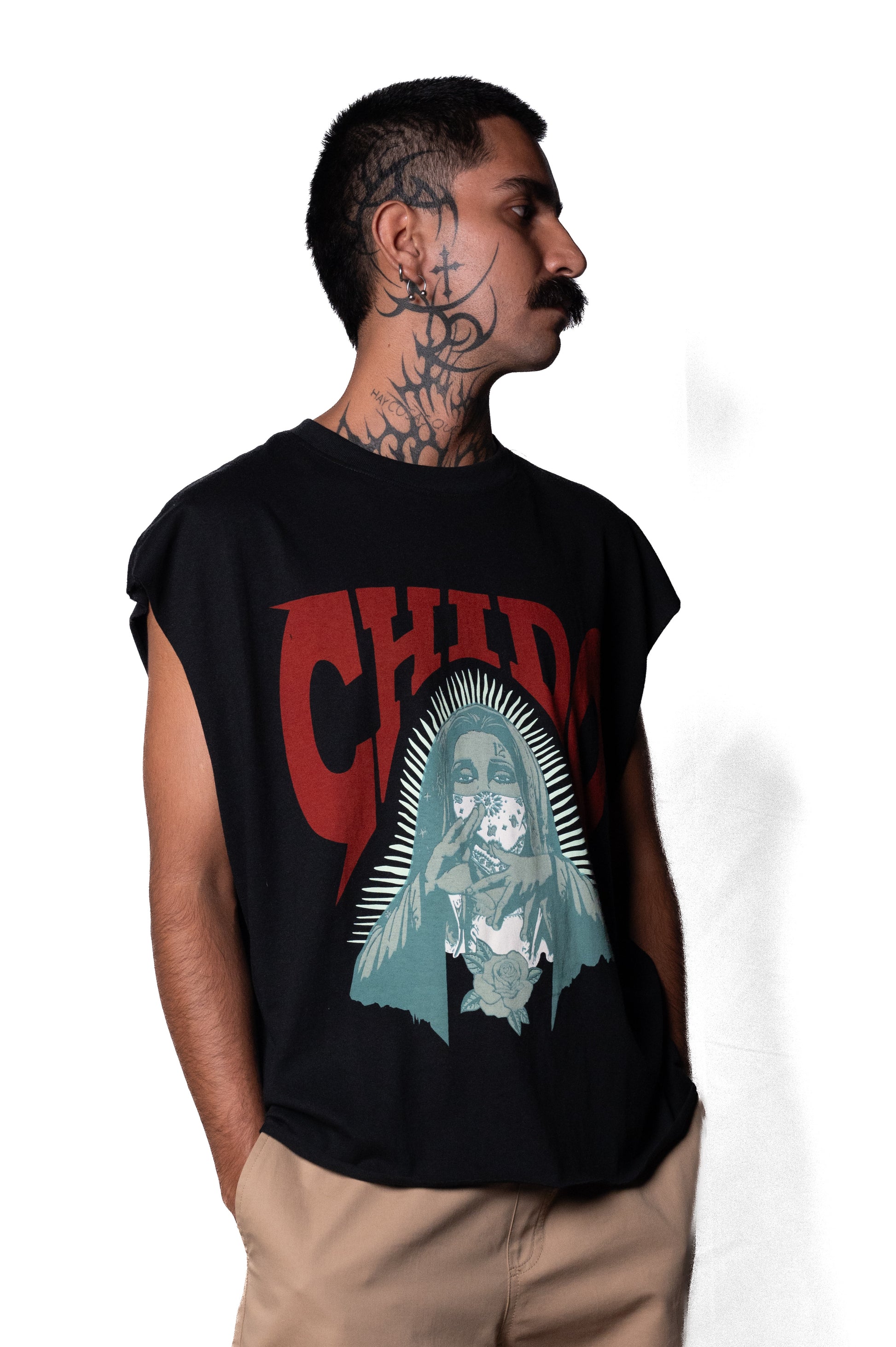 Dale un toque único y auténtico a tu look con esta playera Boxe Fit sin mangas de Chido Marca, diseñada para quienes saben destacar. En la parte frontal, luce una impresionante ilustración de la "Virgen de Guadalupe" al puro "estilo chola", con detalles audaces y llamativos que capturan la esencia del arte urbano. Los colores de la bandera mexicana (verde, blanco y rojo) dominan el diseño, simbolizando orgullo, cultura y raíces. El corte Boxe Fit sin mangas, ideal para libertad de movimiento. El Estilo, ins